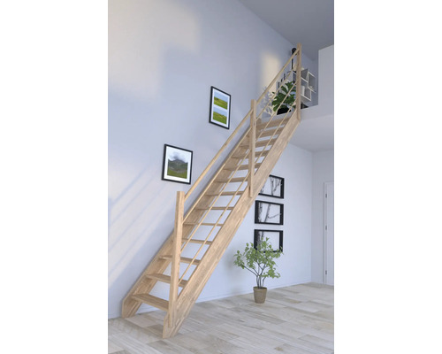 Holztreppe in einem hellen Raum mit Bildern an der Wand