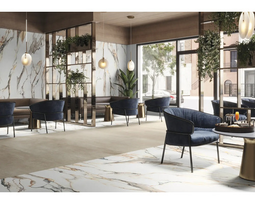 Innenarchitektur mit Marmorwänden, blauen Sesseln und dekorativen Pflanzen