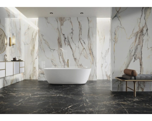 Badezimmer mit freistehender Badewanne, Waschtisch und Marmorfliesen