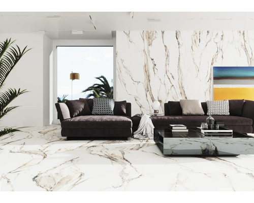 Wohnzimmer mit Marmorboden, Sofa und Couchtisch