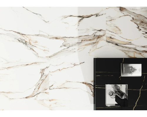 Wandfliesen mit Marmoroptik und ein schwarzer Waschtisch mit goldfarbenen Akzenten.