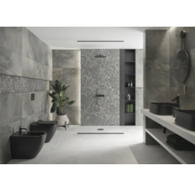 Helles Badezimmer mit grauen Fliesen, Dusche, Toilette, Bidet und Waschtisch mit zwei Waschbecken