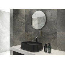 Modernes Badezimmer mit Waschbecken, Spiegel und grauen Wandfliesen
