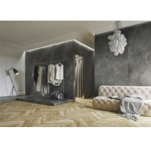 Ankleidezimmer mit Kleiderstange, Sitzbank und Stehlampe