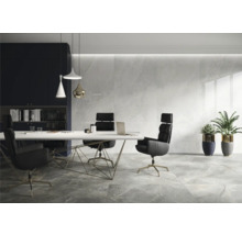 Helles Büro mit Konferenztisch, Bürostühlen und Steinzeugfliesen.