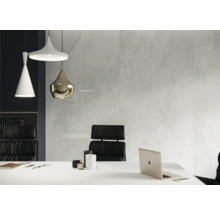 Büro mit Arbeitsplatz und Wandverkleidung in Marmoroptik