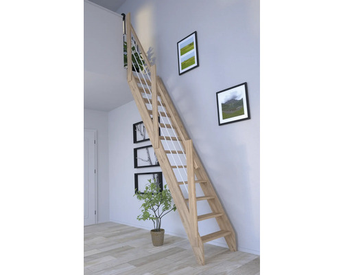 Holztreppe mit Geländer in einem hellen Raum.
