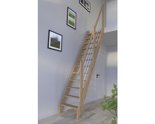 Raumansicht mit Holztreppe mit Geländer und Wanddekoration