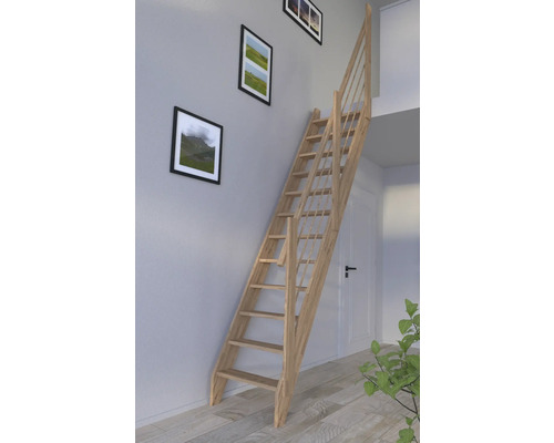 Holztreppe mit Geländer in einem hellen Raum