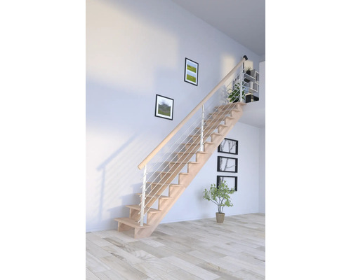 Holztreppe mit Geländer in einem hellen Raum