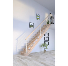 Holztreppe mit Geländer in hellem Raum