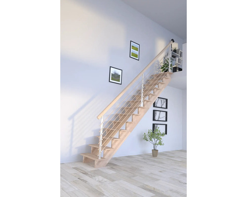 Holztreppe mit Geländer in hellem Raum