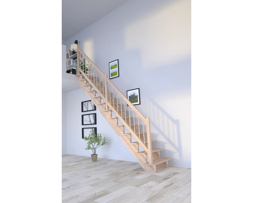 Holztreppe mit Geländer in einem hellen Raum