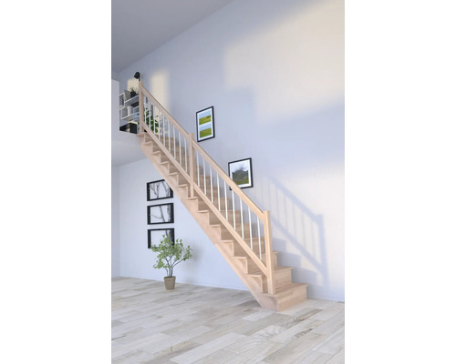 Holztreppe mit weißem Geländer in einem hellen Raum