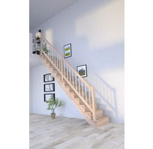 Holztreppe mit Geländer in einem hellen Raum