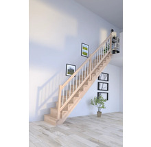 Holztreppe mit Geländer in einem hellen Raum
