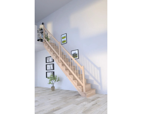 Holztreppe in einem hellen Raum mit Dekoration
