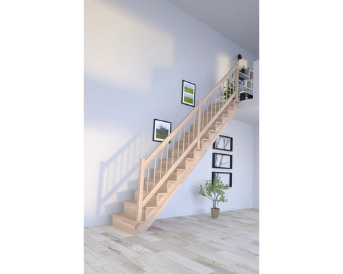 Holztreppe in einem hellen Raum mit Holzfußboden und Wanddekoration