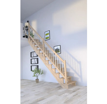 Holztreppe mit Geländer in einem hellen Raum