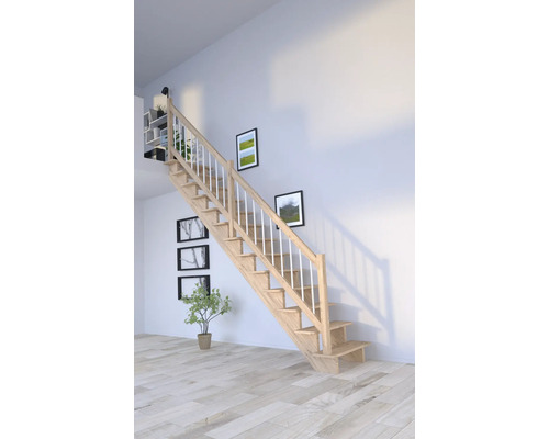 Holztreppe mit weißem Geländer in einem hellen Raum