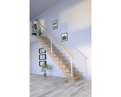 Treppe mit Holzstufen und Metallgeländer in einem hellen Raum
