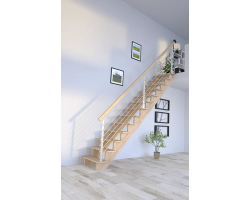 Holztreppe mit Geländer in einem hellen Raum.