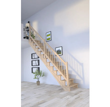 Helle Holztreppe in einem hellen Raum mit Dekorationen an der Wand.
