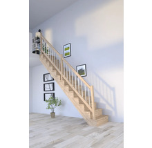 Holztreppe mit Geländer in einem hellen Raum
