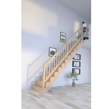 Treppe aus Holz im hellen Raum mit Bildern an der Wand