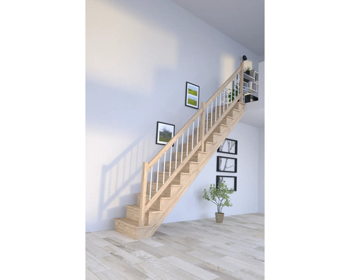 Treppe aus Holz im hellen Raum mit Bildern an der Wand