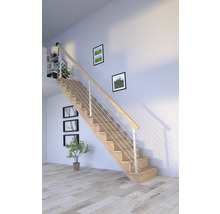 Holztreppe mit Geländer in einem hellen Raum