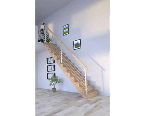 Holztreppe mit Geländer in einem hellen Raum