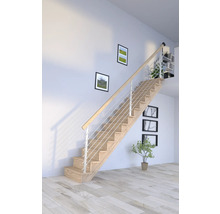 Treppe mit Holzstufen und Edelstahlgeländer in einem hellen Raum