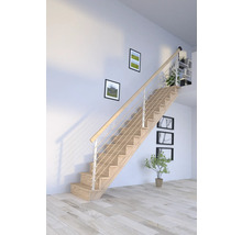 Holztreppe mit Edelstahlgeländer in einem hellen Raum