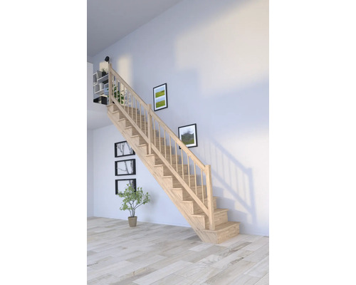Holztreppe mit Geländer in einem hellen Raum
