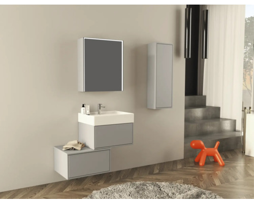 Modernes Badezimmer mit Waschtisch, Spiegelschrank und Hochschrank