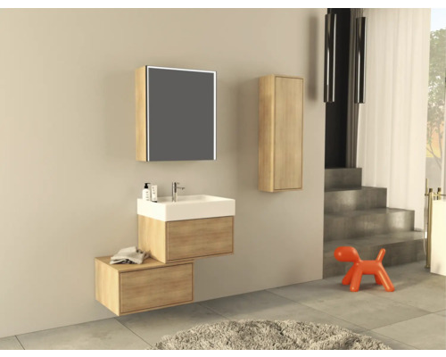 Badezimmer mit Waschtisch, Spiegelschrank und Hängeschrank in hellem Holzdekor