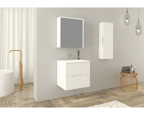 Badezimmer mit Waschtischunterschrank, Spiegelschrank, Hängeschrank und Badewanne