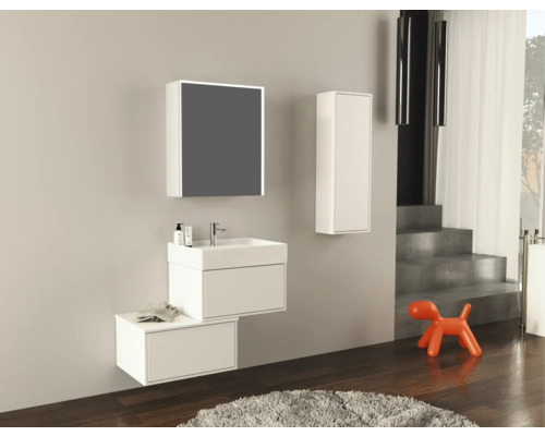 Modernes Badezimmer mit Waschtisch, Spiegel und Hochschrank