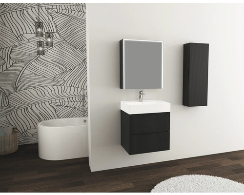 Modernes Badezimmer mit Waschtisch, Spiegel, Hängeschrank und Badewanne vor einer Wand mit Blattmuster