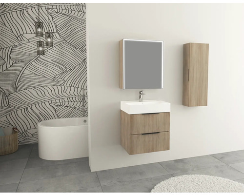 Badezimmer mit Waschtisch, Spiegel, Hängeschrank und Badewanne vor einer Wand mit Blattmuster