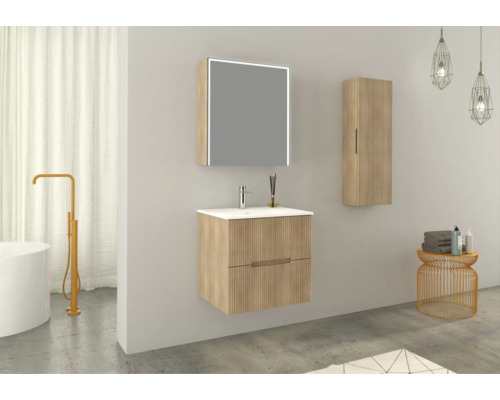 Modernes Badezimmer mit Waschtisch, Spiegelschrank, Hochschrank und dekorativen Elementen für ein helles und stilvolles Ambiente.