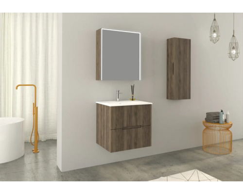 Badezimmer mit Waschtischunterschrank, Spiegelschrank und Hochschrank