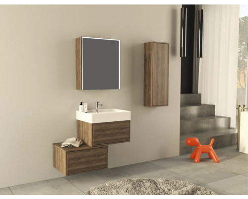 Badezimmer mit Waschbeckenunterschrank, Spiegelschrank und Hängeschrank in Holzausführung