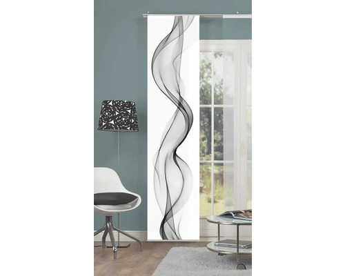 Dekorativer Schiebevorhang mit abstraktem Wellenmuster in einem Wohnzimmer.