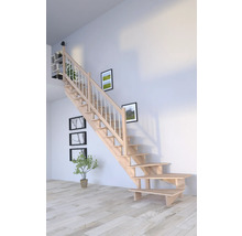 Holztreppe in einem hellen Raum mit Bildern an der Wand