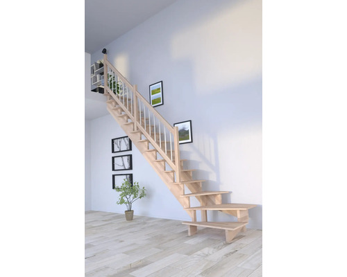 Holztreppe in einem hellen Raum mit Bildern an der Wand