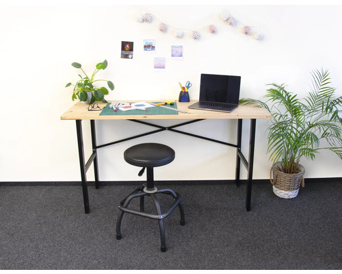 Heller Schreibtisch mit Laptop und Büromaterialien in einem Arbeitszimmer mit Bürostuhl