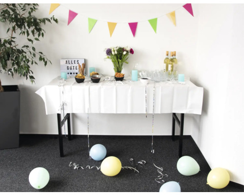 Dekorierter Tisch mit Luftballons und Girlande für eine Party