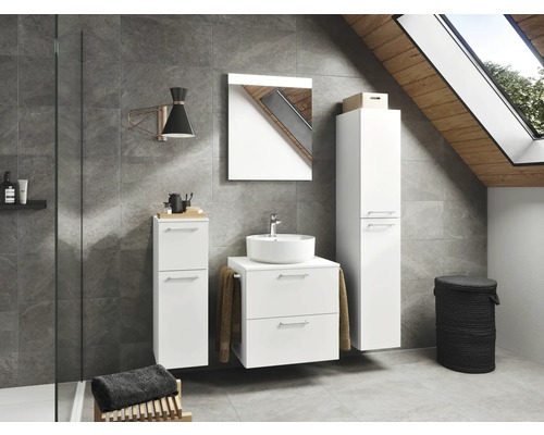 Modernes Badezimmer mit weißen Badmöbeln, Spiegel, Waschbecken und Ablageflächen